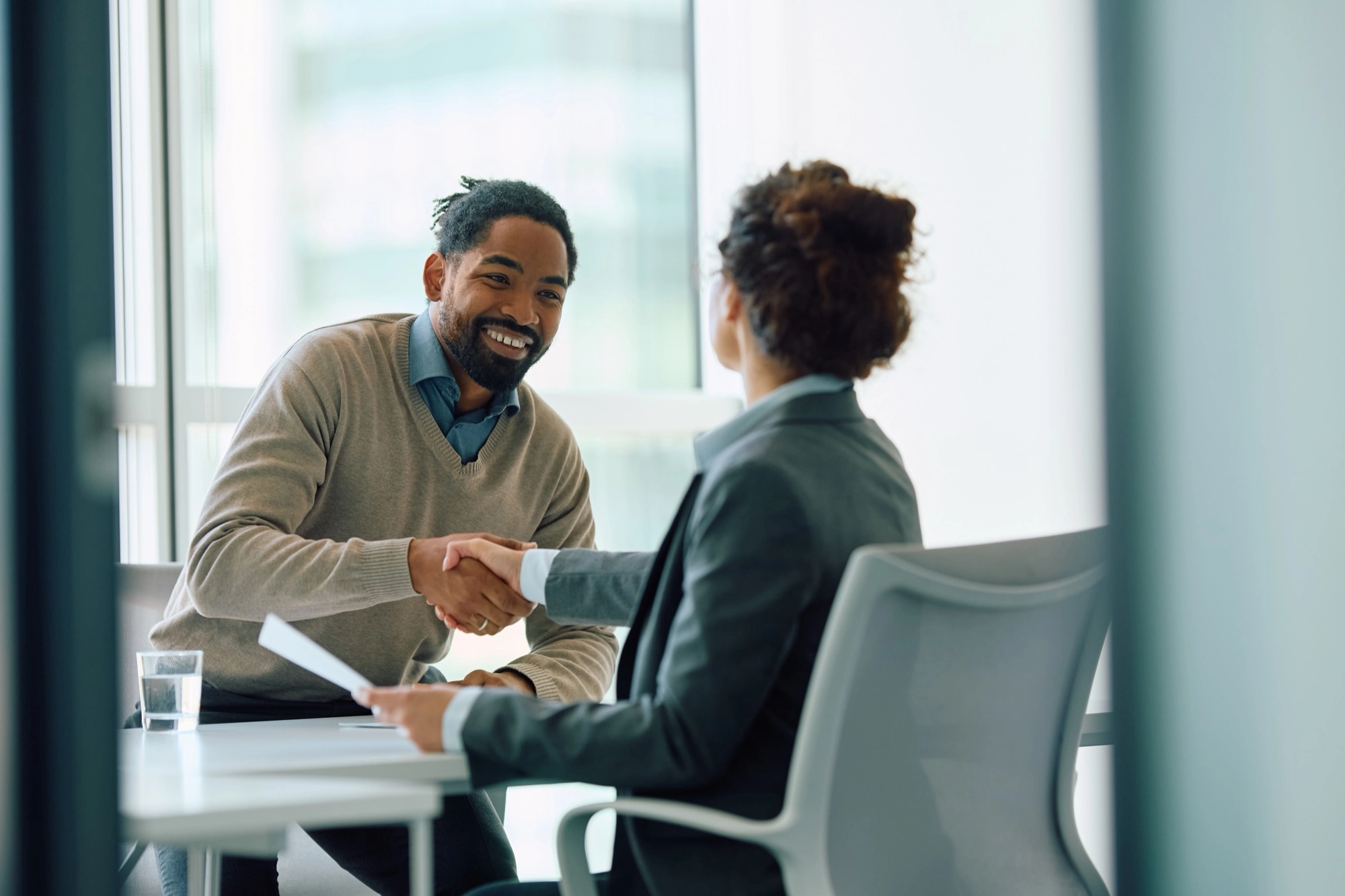 Poignée de main professionnelle en bureau